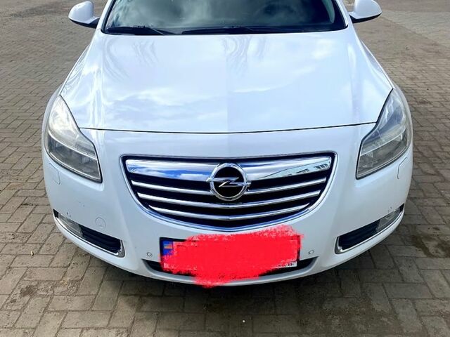 Белый Опель Инсигния, объемом двигателя 2 л и пробегом 200 тыс. км за 7500 $, фото 1 на Automoto.ua