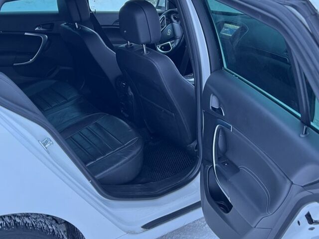 Белый Опель Инсигния, объемом двигателя 2 л и пробегом 326 тыс. км за 7600 $, фото 5 на Automoto.ua