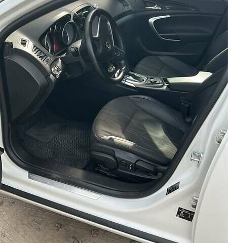 Белый Опель Инсигния, объемом двигателя 2 л и пробегом 270 тыс. км за 8600 $, фото 5 на Automoto.ua