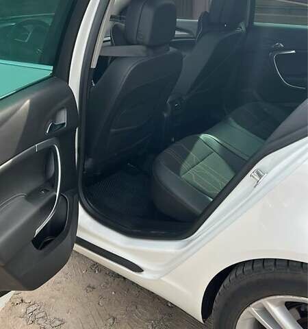 Белый Опель Инсигния, объемом двигателя 2 л и пробегом 270 тыс. км за 8600 $, фото 3 на Automoto.ua