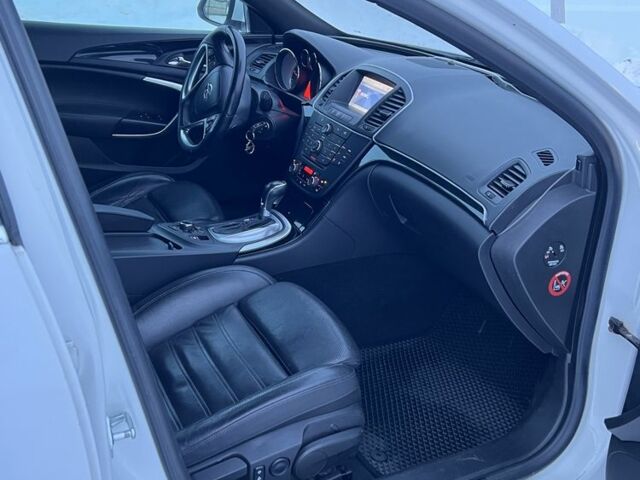 Белый Опель Инсигния, объемом двигателя 2 л и пробегом 326 тыс. км за 7600 $, фото 4 на Automoto.ua