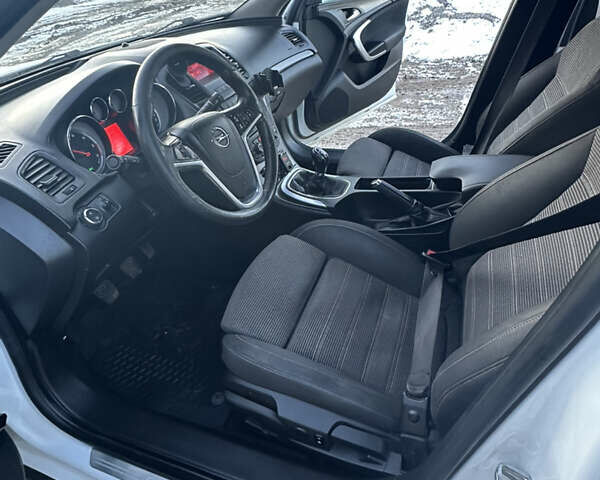 Белый Опель Инсигния, объемом двигателя 1.96 л и пробегом 265 тыс. км за 8000 $, фото 9 на Automoto.ua