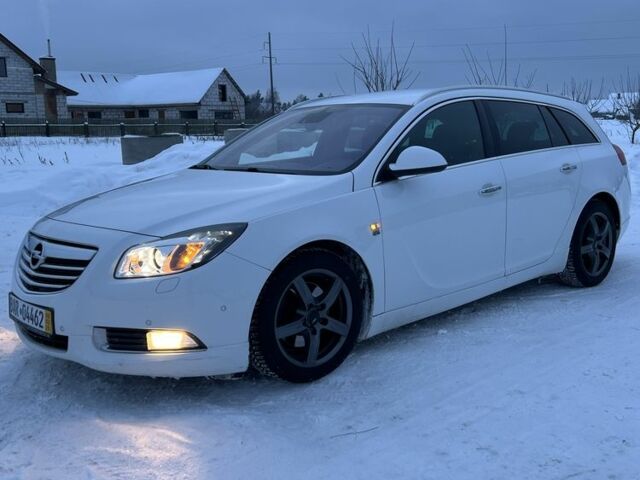 Белый Опель Инсигния, объемом двигателя 2 л и пробегом 326 тыс. км за 7600 $, фото 1 на Automoto.ua