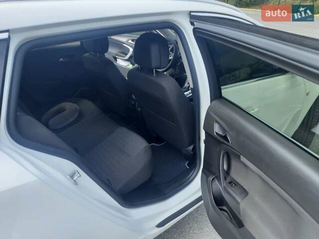 Білий Опель Інсігнія, об'ємом двигуна 1.96 л та пробігом 210 тис. км за 9500 $, фото 9 на Automoto.ua