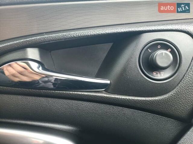 Белый Опель Инсигния, объемом двигателя 1.96 л и пробегом 265 тыс. км за 10300 $, фото 7 на Automoto.ua