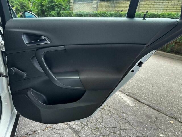 Белый Опель Инсигния, объемом двигателя 2 л и пробегом 211 тыс. км за 6890 $, фото 18 на Automoto.ua