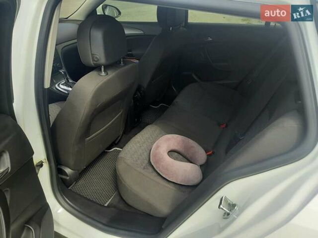 Білий Опель Інсігнія, об'ємом двигуна 1.96 л та пробігом 210 тис. км за 9500 $, фото 7 на Automoto.ua