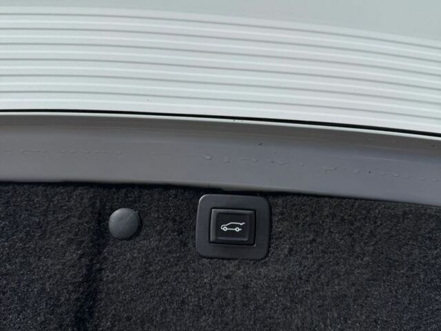 Білий Опель Інсігнія, об'ємом двигуна 2 л та пробігом 270 тис. км за 9000 $, фото 7 на Automoto.ua