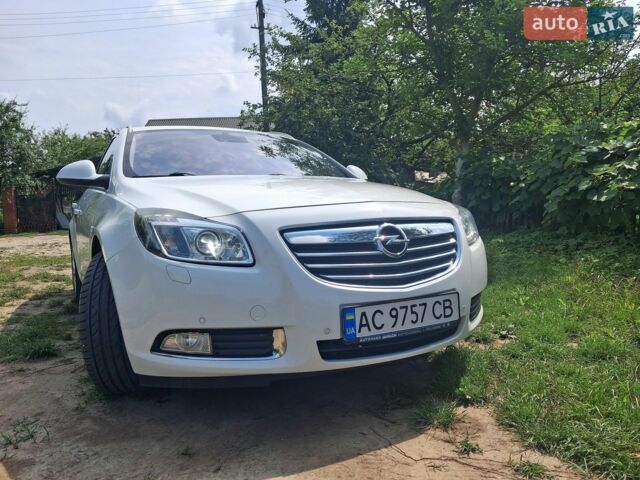Белый Опель Инсигния, объемом двигателя 1.96 л и пробегом 179 тыс. км за 9000 $, фото 2 на Automoto.ua