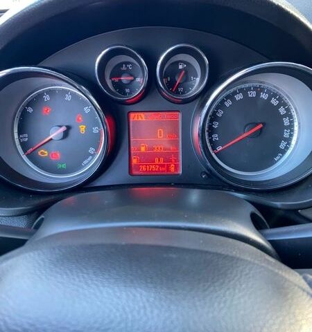 Белый Опель Инсигния, объемом двигателя 2 л и пробегом 261 тыс. км за 7800 $, фото 11 на Automoto.ua