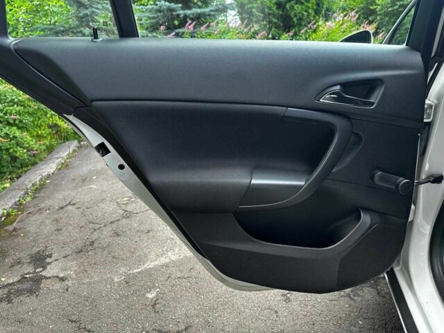 Белый Опель Инсигния, объемом двигателя 2 л и пробегом 211 тыс. км за 6890 $, фото 15 на Automoto.ua