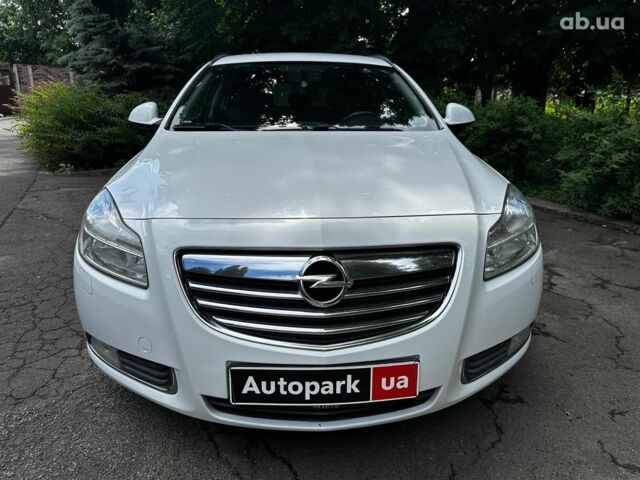 Белый Опель Инсигния, объемом двигателя 2 л и пробегом 211 тыс. км за 8590 $, фото 1 на Automoto.ua