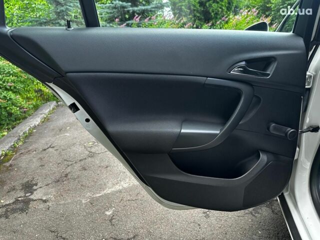 Белый Опель Инсигния, объемом двигателя 2 л и пробегом 211 тыс. км за 8590 $, фото 15 на Automoto.ua