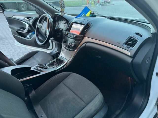 Білий Опель Інсігнія, об'ємом двигуна 2 л та пробігом 308 тис. км за 8500 $, фото 5 на Automoto.ua