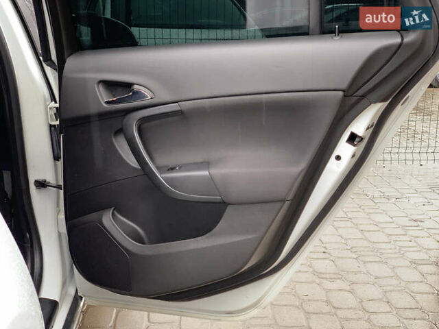 Белый Опель Инсигния, объемом двигателя 2 л и пробегом 179 тыс. км за 9399 $, фото 29 на Automoto.ua