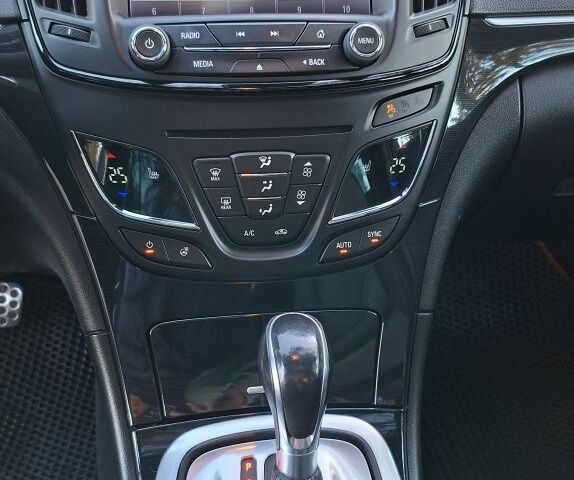 Белый Опель Инсигния, объемом двигателя 2 л и пробегом 260 тыс. км за 13200 $, фото 3 на Automoto.ua