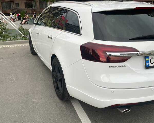 Білий Опель Інсігнія, об'ємом двигуна 2 л та пробігом 200 тис. км за 12500 $, фото 6 на Automoto.ua