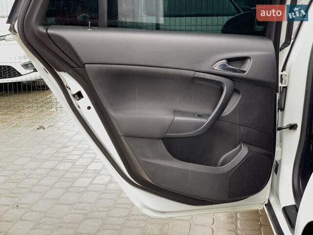 Белый Опель Инсигния, объемом двигателя 2 л и пробегом 179 тыс. км за 9399 $, фото 25 на Automoto.ua