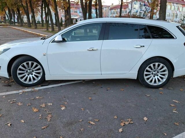 Белый Опель Инсигния, объемом двигателя 2 л и пробегом 246 тыс. км за 12800 $, фото 1 на Automoto.ua