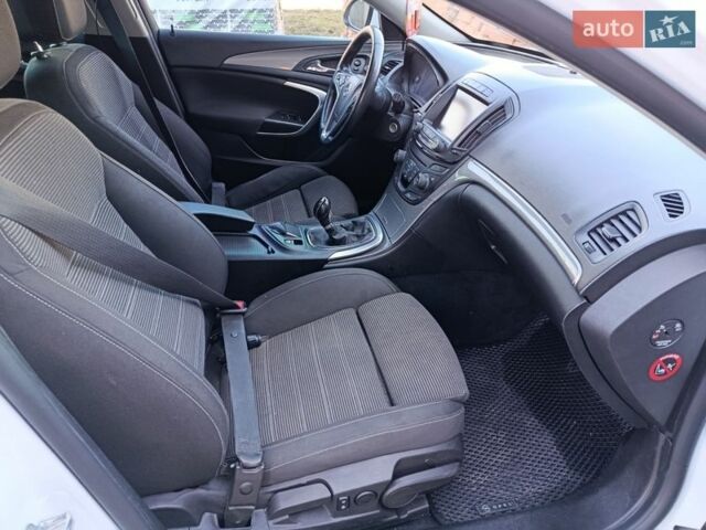 Белый Опель Инсигния, объемом двигателя 2 л и пробегом 280 тыс. км за 8450 $, фото 37 на Automoto.ua