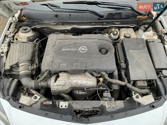 Белый Опель Инсигния, объемом двигателя 2 л и пробегом 179 тыс. км за 9399 $, фото 57 на Automoto.ua