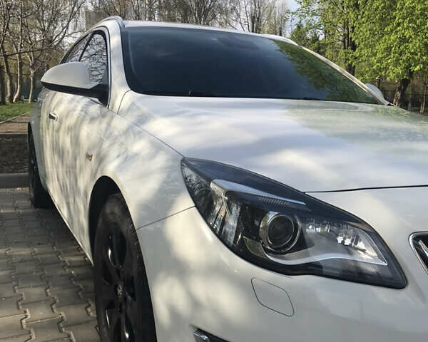 Білий Опель Інсігнія, об'ємом двигуна 2 л та пробігом 210 тис. км за 10800 $, фото 6 на Automoto.ua