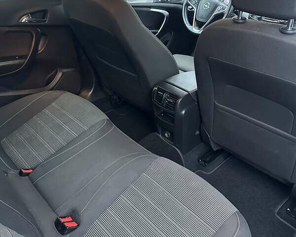 Белый Опель Инсигния, объемом двигателя 2 л и пробегом 288 тыс. км за 8800 $, фото 15 на Automoto.ua