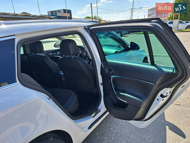 Белый Опель Инсигния, объемом двигателя 1.96 л и пробегом 204 тыс. км за 9700 $, фото 10 на Automoto.ua