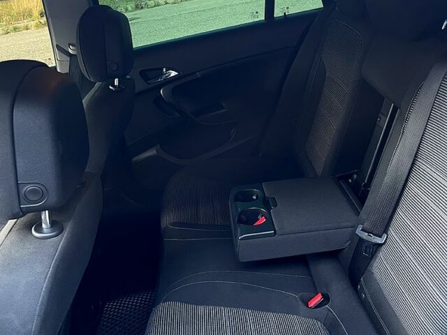 Белый Опель Инсигния, объемом двигателя 2 л и пробегом 246 тыс. км за 9100 $, фото 6 на Automoto.ua