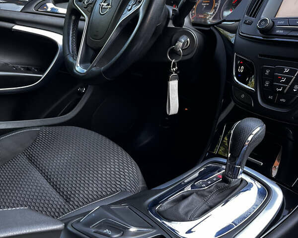 Білий Опель Інсігнія, об'ємом двигуна 1.96 л та пробігом 240 тис. км за 11100 $, фото 5 на Automoto.ua