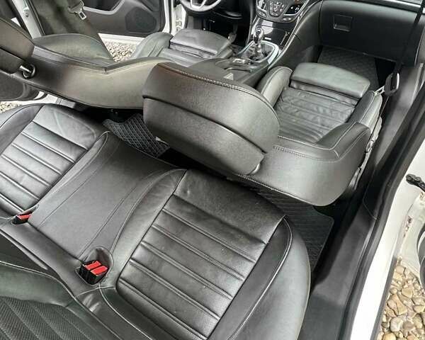 Білий Опель Інсігнія, об'ємом двигуна 2 л та пробігом 191 тис. км за 8200 $, фото 28 на Automoto.ua