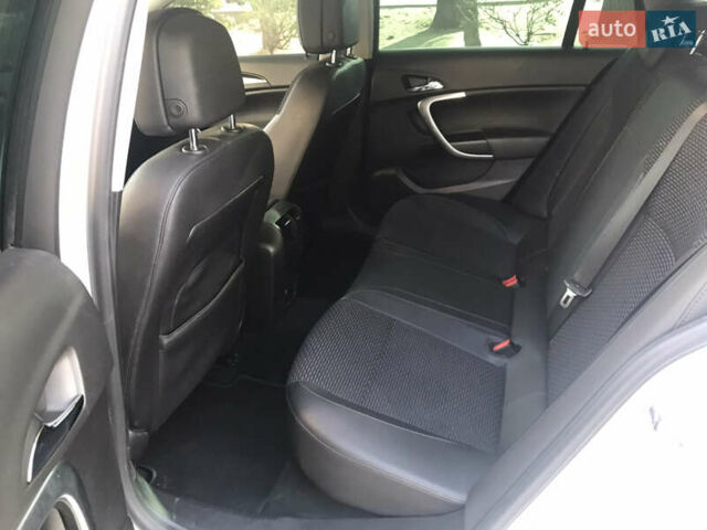 Білий Опель Інсігнія, об'ємом двигуна 2 л та пробігом 210 тис. км за 10800 $, фото 19 на Automoto.ua