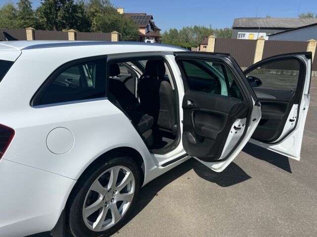 Белый Опель Инсигния, объемом двигателя 2 л и пробегом 278 тыс. км за 8400 $, фото 4 на Automoto.ua