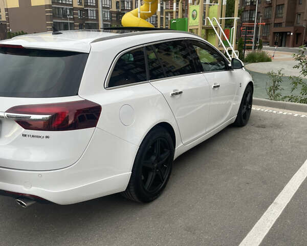 Білий Опель Інсігнія, об'ємом двигуна 2 л та пробігом 200 тис. км за 12500 $, фото 8 на Automoto.ua