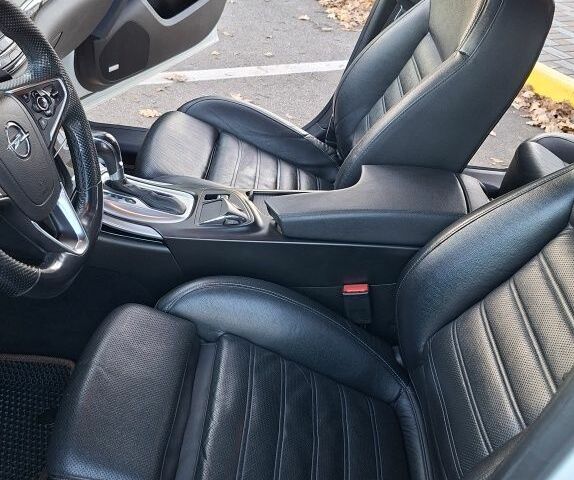 Белый Опель Инсигния, объемом двигателя 2 л и пробегом 260 тыс. км за 13200 $, фото 6 на Automoto.ua