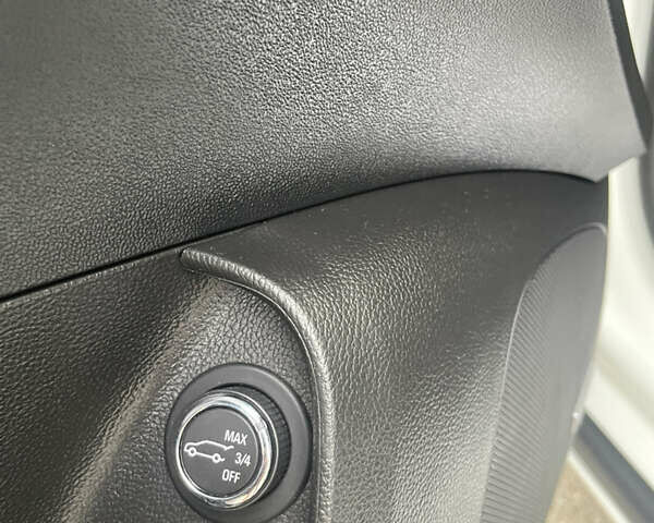 Білий Опель Інсігнія, об'ємом двигуна 2 л та пробігом 200 тис. км за 12500 $, фото 20 на Automoto.ua