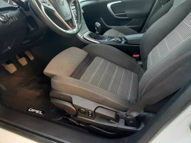 Белый Опель Инсигния, объемом двигателя 2 л и пробегом 220 тыс. км за 8600 $, фото 2 на Automoto.ua