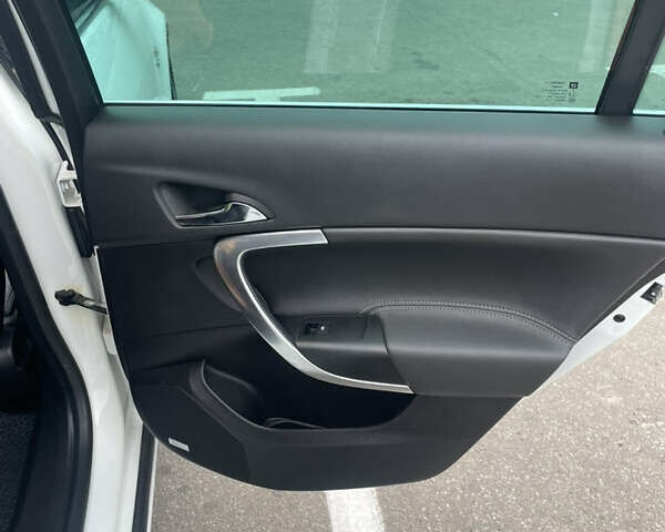 Белый Опель Инсигния, объемом двигателя 2.01 л и пробегом 201 тыс. км за 13500 $, фото 31 на Automoto.ua