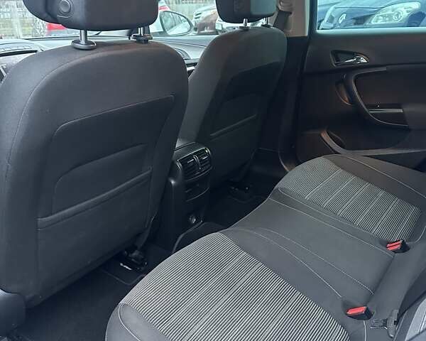 Белый Опель Инсигния, объемом двигателя 2 л и пробегом 288 тыс. км за 8800 $, фото 4 на Automoto.ua