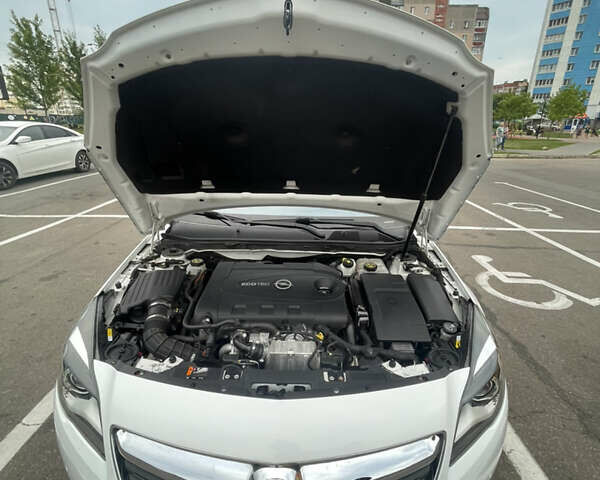 Білий Опель Інсігнія, об'ємом двигуна 2 л та пробігом 200 тис. км за 12500 $, фото 42 на Automoto.ua