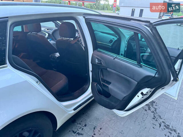 Белый Опель Инсигния, объемом двигателя 2 л и пробегом 281 тыс. км за 10000 $, фото 15 на Automoto.ua