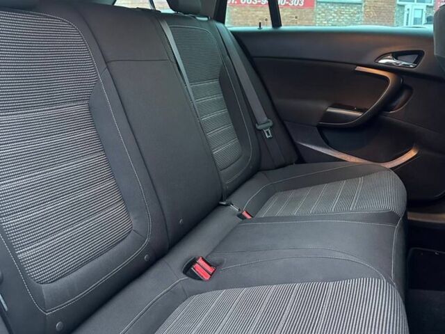 Белый Опель Инсигния, объемом двигателя 2 л и пробегом 217 тыс. км за 8800 $, фото 5 на Automoto.ua