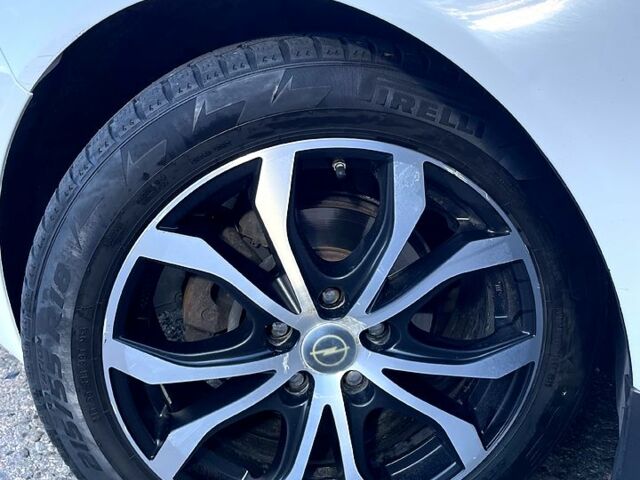 Белый Опель Инсигния, объемом двигателя 2 л и пробегом 246 тыс. км за 9100 $, фото 12 на Automoto.ua