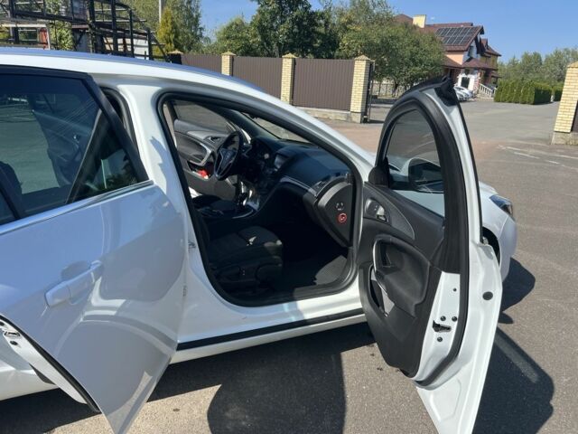 Белый Опель Инсигния, объемом двигателя 2 л и пробегом 278 тыс. км за 8400 $, фото 2 на Automoto.ua