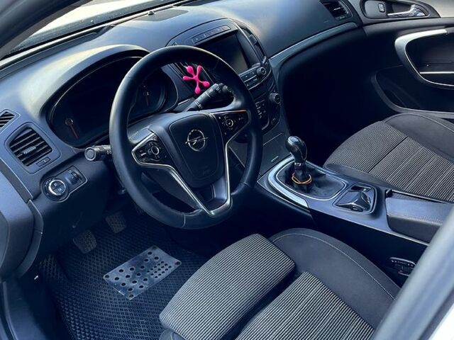 Белый Опель Инсигния, объемом двигателя 2 л и пробегом 246 тыс. км за 9100 $, фото 5 на Automoto.ua