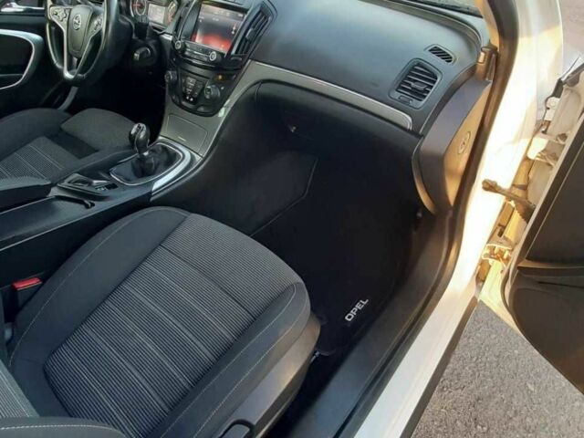 Белый Опель Инсигния, объемом двигателя 2 л и пробегом 220 тыс. км за 8600 $, фото 7 на Automoto.ua