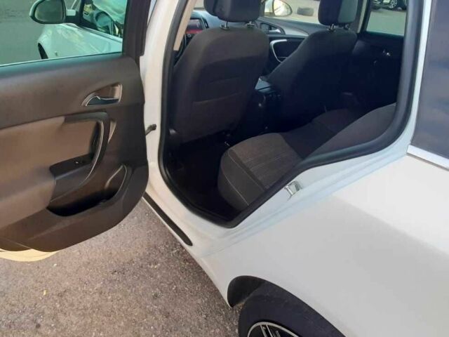 Білий Опель Інсігнія, об'ємом двигуна 2 л та пробігом 289 тис. км за 8000 $, фото 4 на Automoto.ua