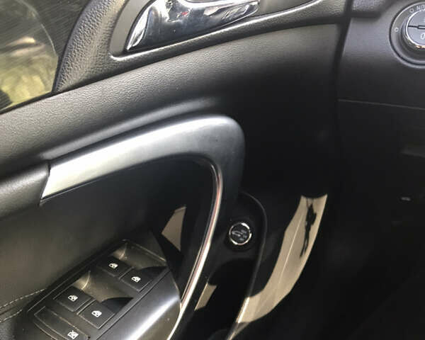 Білий Опель Інсігнія, об'ємом двигуна 2 л та пробігом 210 тис. км за 10800 $, фото 12 на Automoto.ua