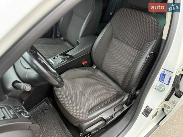 Білий Опель Інсігнія, об'ємом двигуна 1.96 л та пробігом 204 тис. км за 9500 $, фото 11 на Automoto.ua