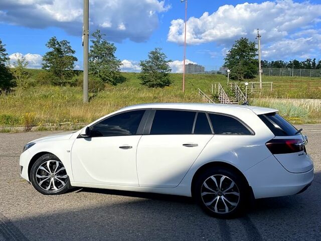 Белый Опель Инсигния, объемом двигателя 2 л и пробегом 246 тыс. км за 9100 $, фото 1 на Automoto.ua